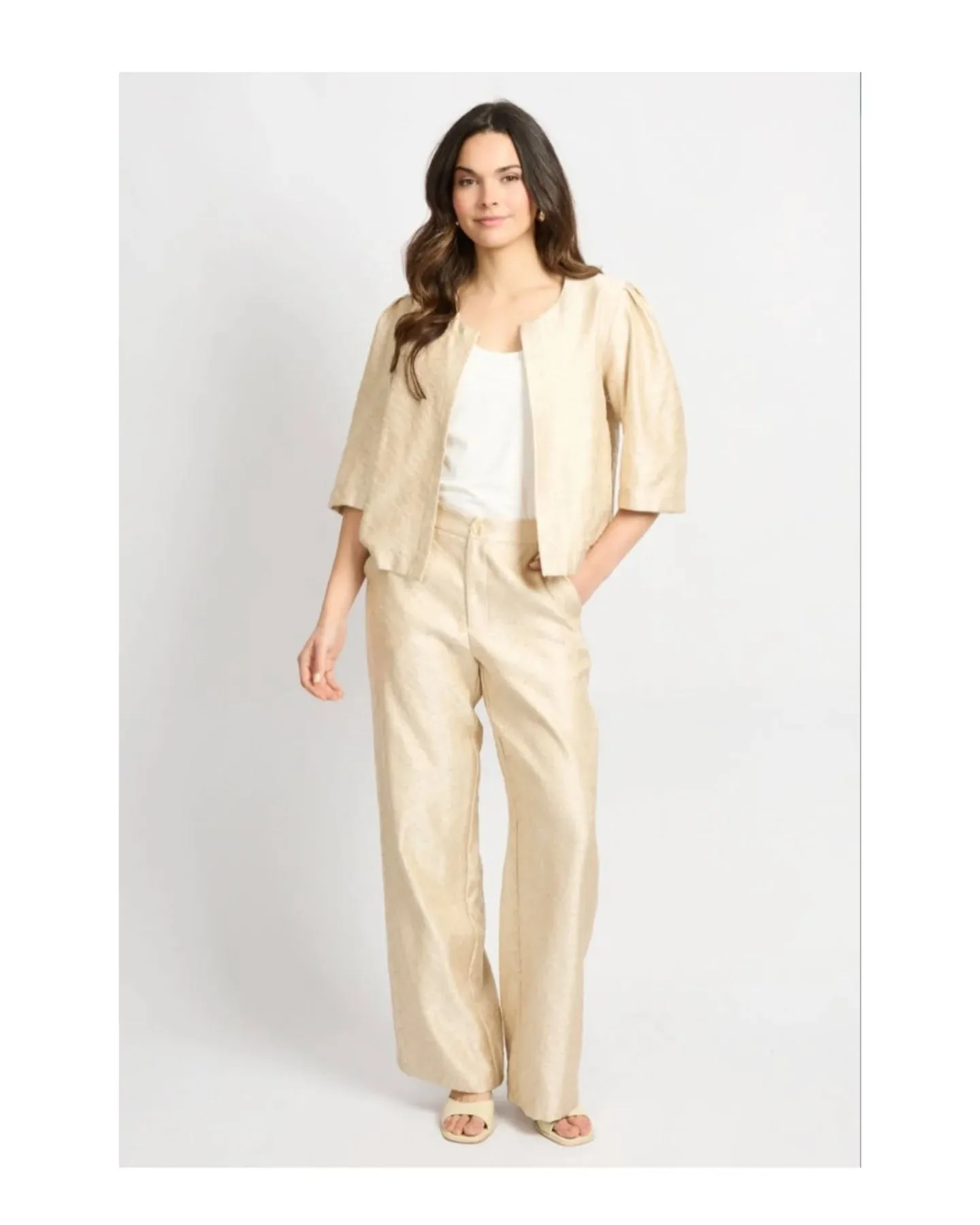 Elegant, veelzijdig en tijdloos 🤍 De Panar Pants €69.99  & Josephine Jacket €59.99 in Sand vormen samen een prachtig chique pak, perfect voor een feestelijke look. Draag ze als set voor een luxe uitstraling of mix & match met je favoriete jeans en sneakers voor een casual twist ✨
 #chique #stijlvol #mixandmatch #fashioninspo  #casualchic