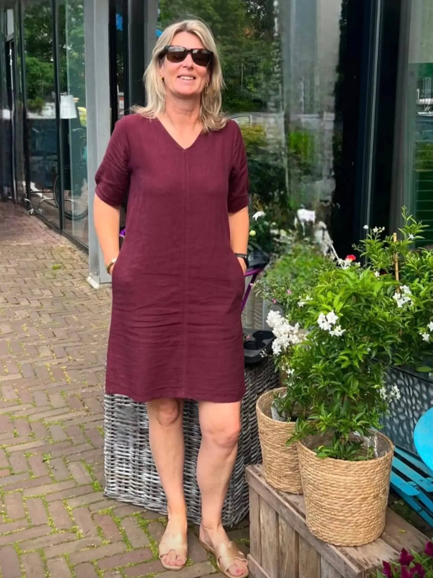 Smelten door de hitte?🥵 Niet in dit losvallende, linnen jurkje! De unieke kleur plum is een upgrade voor ie zomergarderobe. En voor €54.99 krijg je er ook nog eens een heel vrolijk gevoel bij. Zien we je snel, de airco staat aan!

#linnenjurk #zomeroutfit #kleurrijkkleden  #betaalbaremode #zomermode