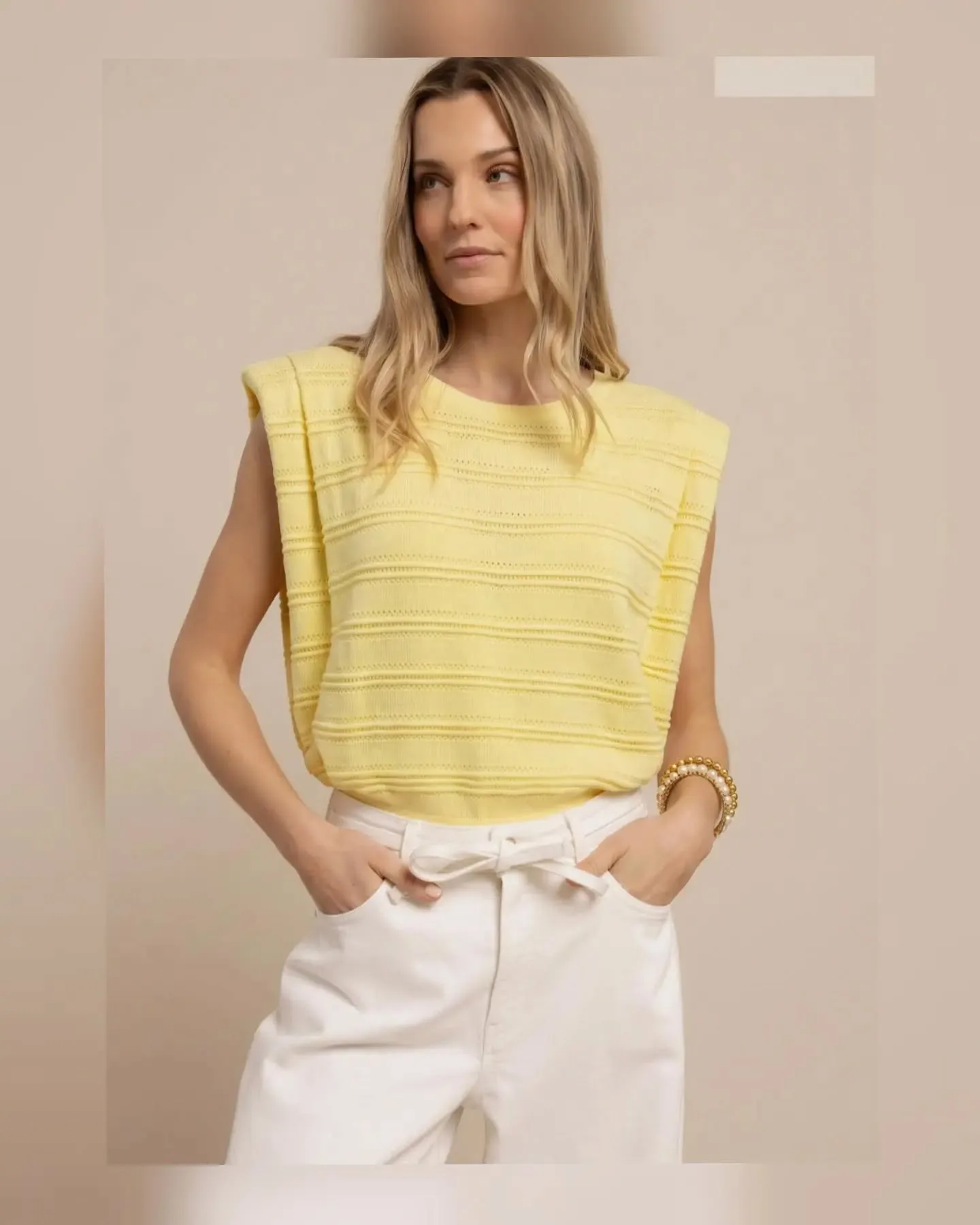 @studioanneloes Leona Knitted Top Butter Yellow maten: S tot XL ( VALT RUIM)

#StudioAnneloes #knittedtop #butteryellow #letthesunshine #damesboutique