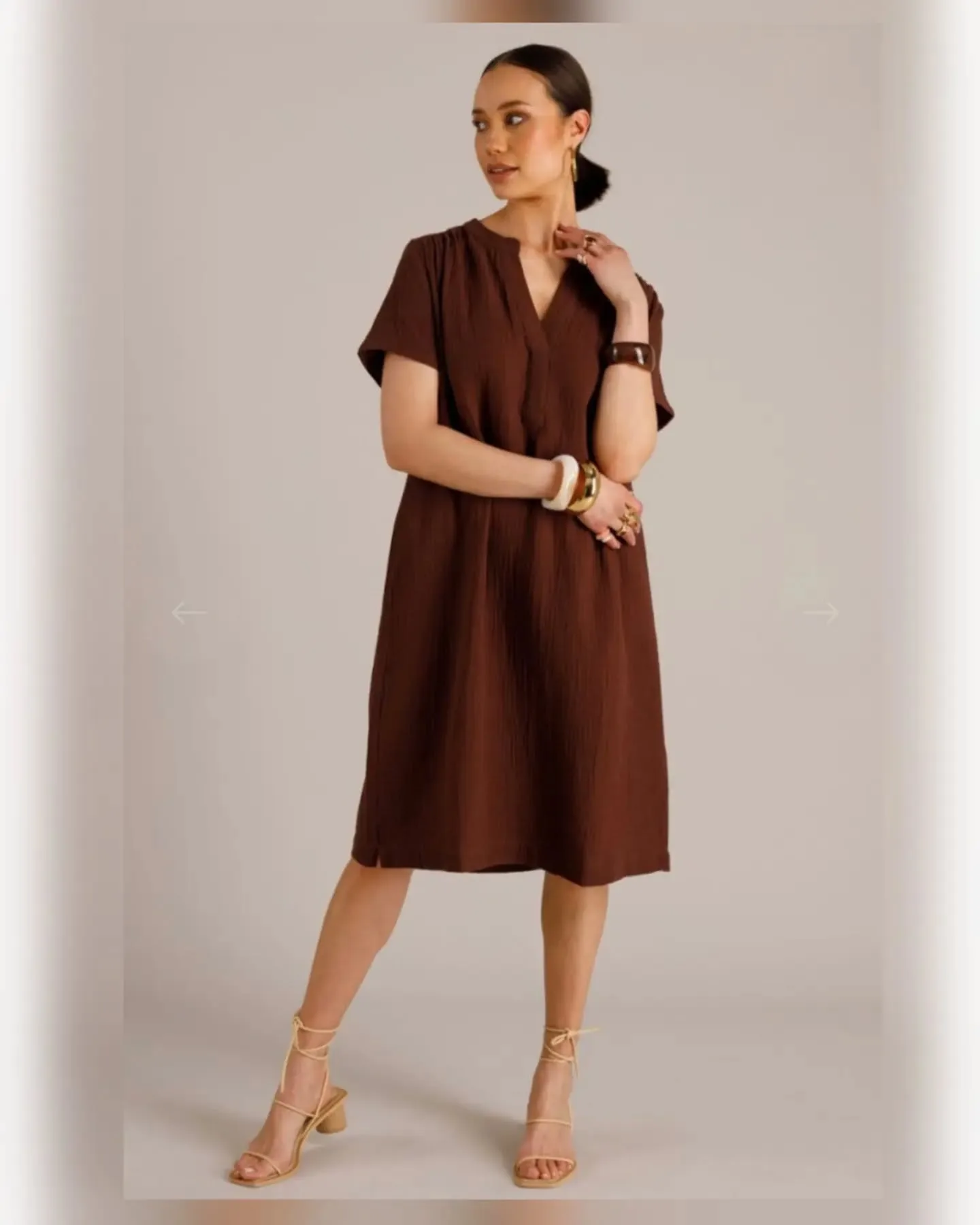@yestfashion Zion Essential Jurk Coffee Brown €59,99. Maten: 36/38/40/44. 100%katoen!! Draag ‘m casual met slippers of geef de look meer body met een jasje en accessoires. Een toegankelijke en comfortabele jurk die moeiteloos je zomergarderobe versterkt.❤️

#yestdamesfashion #yestmode #yestfashion #coffeebrown #100procentkatoen