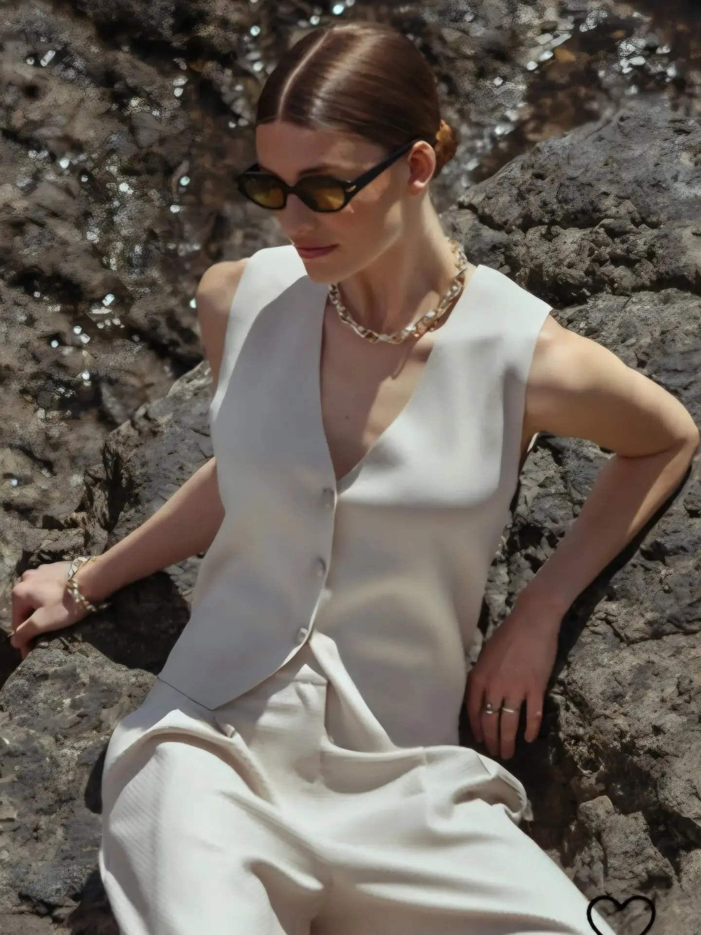 @studioanneloes Fenna Knitted Gilet in de kleuren Espresso en Kit. Deze prachtige, kwalitatieve gilets geven elke outfit direct een stijlvolle en elegante uitstraling. Wauwww❤️❤️ shop hier 👇 www.feliz-fashion.nl 

#studioanneloes #damesboutique #summervibes #espresso #kit damesmode damesgilet